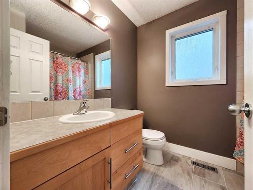 11 Link Spur, Claresholm, AB - Indoor Photo Showing Bathroom