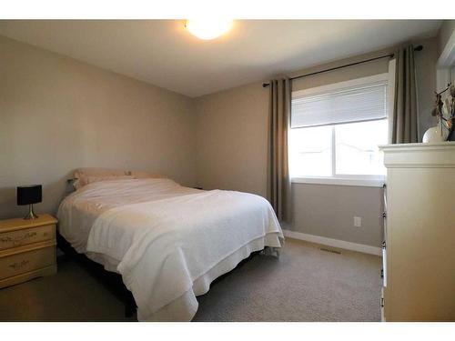 6-237 Silkstone Road West, Lethbridge, AB - Indoor Photo Showing Bedroom