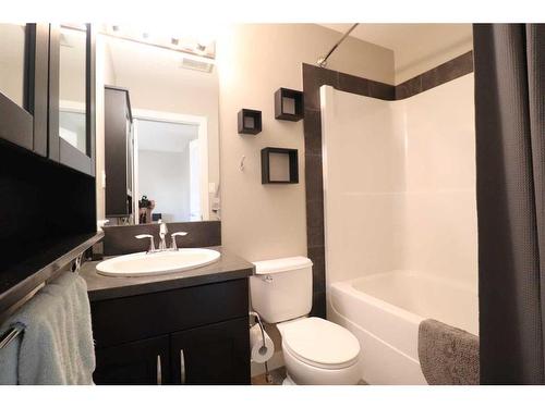 6-237 Silkstone Road West, Lethbridge, AB - Indoor Photo Showing Bathroom