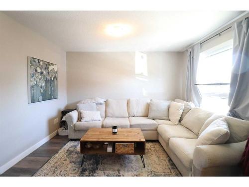 6-237 Silkstone Road West, Lethbridge, AB - Indoor Photo Showing Living Room