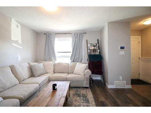 6-237 Silkstone Road West, Lethbridge, AB - Indoor Photo Showing Living Room