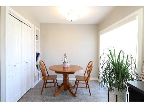 6-237 Silkstone Road West, Lethbridge, AB - Indoor Photo Showing Dining Room