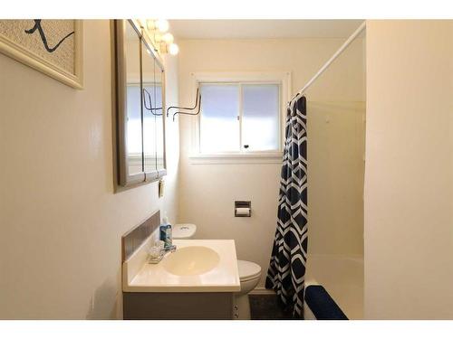 1214 5A Avenue South, Lethbridge, AB - Indoor Photo Showing Bathroom