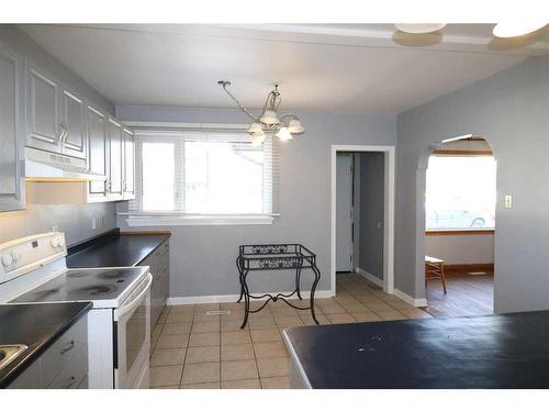 1214 5A Avenue South, Lethbridge, AB - Indoor Photo Showing Kitchen