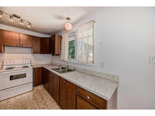 1205 St David Road North, Lethbridge, AB - Indoor Photo Showing Kitchen With Double Sink