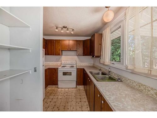 1205 St David Road North, Lethbridge, AB - Indoor Photo Showing Kitchen With Double Sink