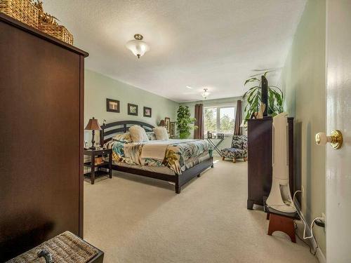 126 Ojibwa Place West, Lethbridge, AB - Indoor Photo Showing Bedroom