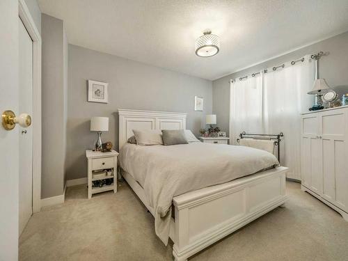 126 Ojibwa Place West, Lethbridge, AB - Indoor Photo Showing Bedroom