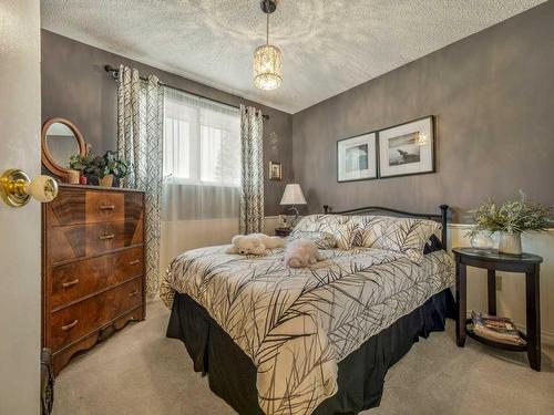 126 Ojibwa Place West, Lethbridge, AB - Indoor Photo Showing Bedroom