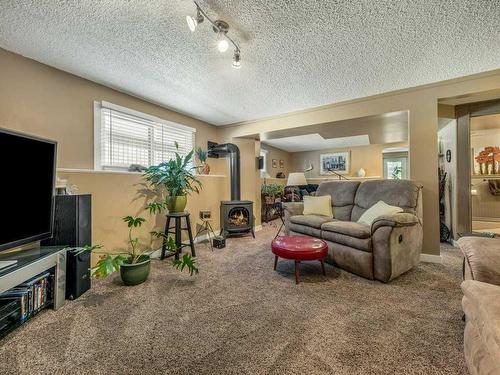 126 Ojibwa Place West, Lethbridge, AB - Indoor Photo Showing Living Room