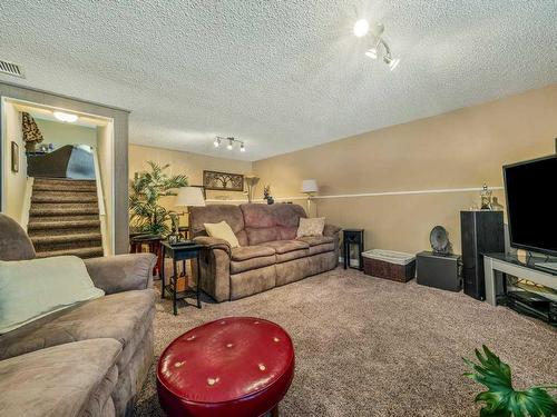 126 Ojibwa Place West, Lethbridge, AB - Indoor Photo Showing Living Room