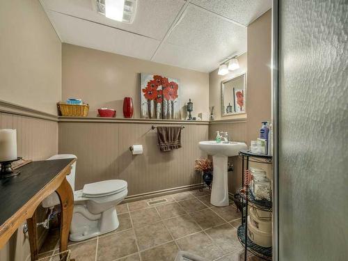 126 Ojibwa Place West, Lethbridge, AB - Indoor Photo Showing Bathroom