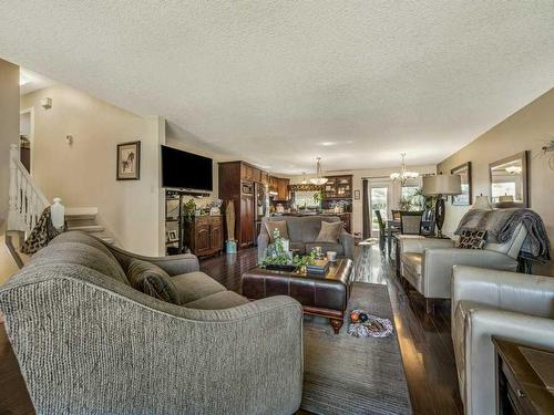 126 Ojibwa Place West, Lethbridge, AB - Indoor Photo Showing Living Room