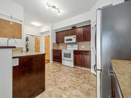 170-2020 32 Street South, Lethbridge, AB - Indoor Photo Showing Kitchen With Double Sink