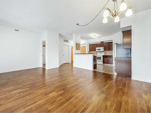 170-2020 32 Street South, Lethbridge, AB - Indoor Photo Showing Kitchen