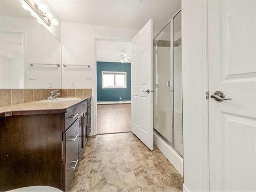 170-2020 32 Street South, Lethbridge, AB - Indoor Photo Showing Bathroom