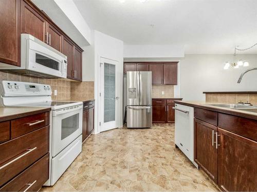 170-2020 32 Street South, Lethbridge, AB - Indoor Photo Showing Kitchen