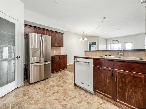 170-2020 32 Street South, Lethbridge, AB - Indoor Photo Showing Kitchen