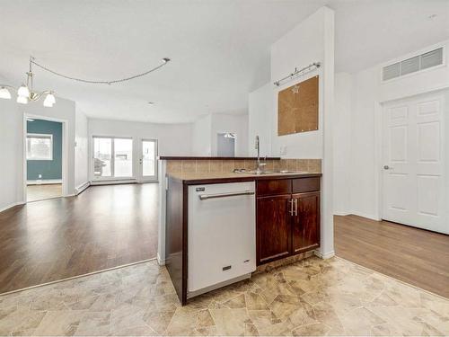 170-2020 32 Street South, Lethbridge, AB - Indoor Photo Showing Kitchen