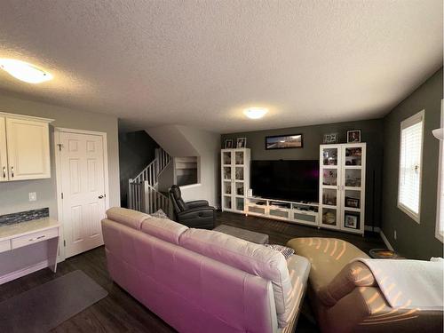 #4-404 Couleecreek Boulevard South, Lethbridge, AB - Indoor Photo Showing Living Room