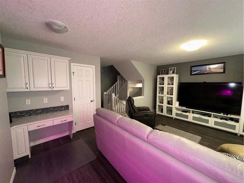 #4-404 Couleecreek Boulevard South, Lethbridge, AB - Indoor Photo Showing Living Room