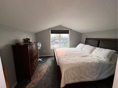 #4-404 Couleecreek Boulevard South, Lethbridge, AB - Indoor Photo Showing Bedroom