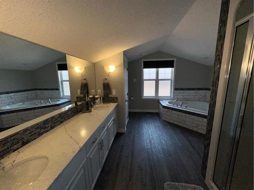 #4-404 Couleecreek Boulevard South, Lethbridge, AB - Indoor Photo Showing Bathroom