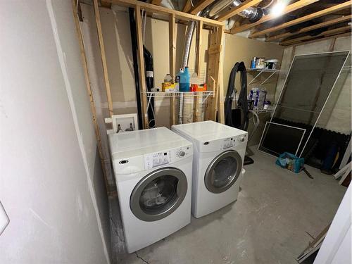 #4-404 Couleecreek Boulevard South, Lethbridge, AB - Indoor Photo Showing Laundry Room