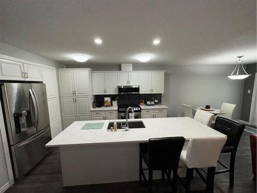 #4-404 Couleecreek Boulevard South, Lethbridge, AB - Indoor Photo Showing Kitchen With Double Sink With Upgraded Kitchen