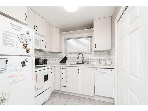 2 Assiniboia Road West, Lethbridge, AB - Indoor Photo Showing Kitchen