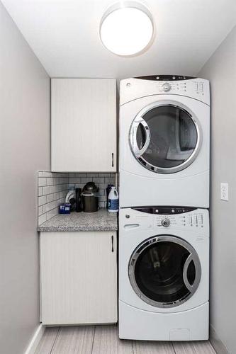 2 Assiniboia Road West, Lethbridge, AB - Indoor Photo Showing Laundry Room