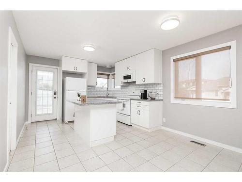 2 Assiniboia Road West, Lethbridge, AB - Indoor Photo Showing Kitchen