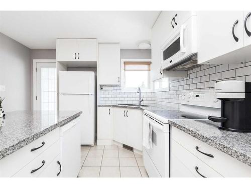 2 Assiniboia Road West, Lethbridge, AB - Indoor Photo Showing Kitchen