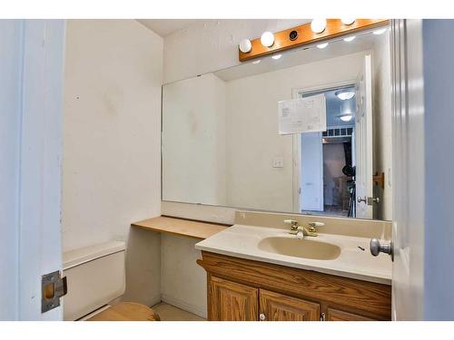 1909 7 Avenue South, Lethbridge, AB - Indoor Photo Showing Bathroom