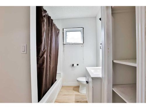 1909 7 Avenue South, Lethbridge, AB - Indoor Photo Showing Bathroom