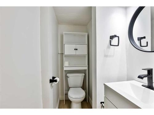 1909 7 Avenue South, Lethbridge, AB - Indoor Photo Showing Bathroom