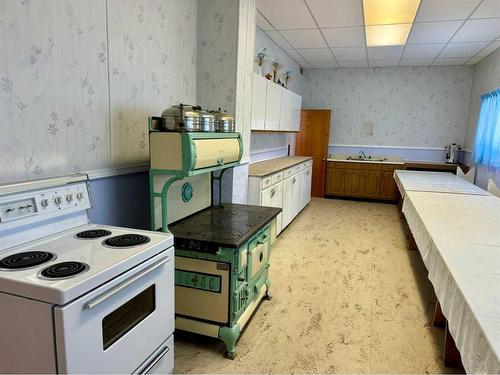 400 Hamilton Avenue East, Lundbreck, AB - Indoor Photo Showing Kitchen