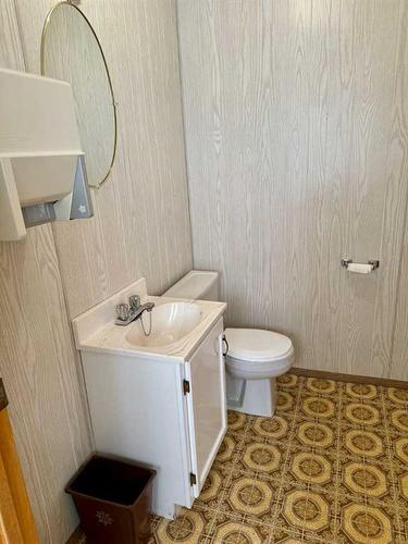 400 Hamilton Avenue East, Lundbreck, AB - Indoor Photo Showing Bathroom