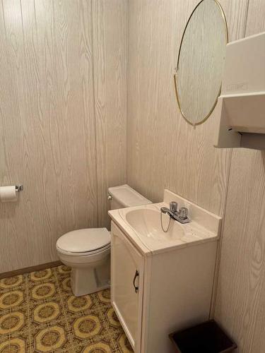 400 Hamilton Avenue East, Lundbreck, AB - Indoor Photo Showing Bathroom