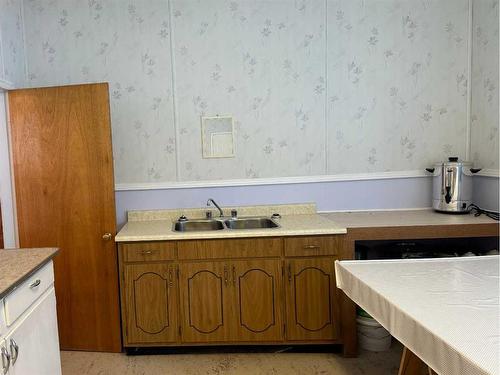 400 Hamilton Avenue East, Lundbreck, AB - Indoor Photo Showing Kitchen With Double Sink