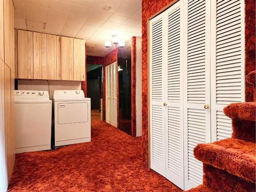 2207 10 Avenue South, Lethbridge, AB - Indoor Photo Showing Laundry Room