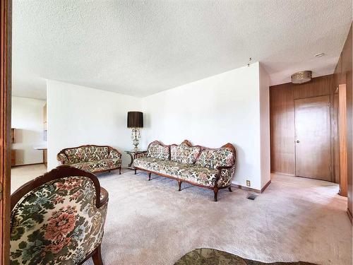 2207 10 Avenue South, Lethbridge, AB - Indoor Photo Showing Living Room