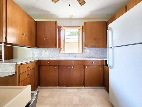 2207 10 Avenue South, Lethbridge, AB - Indoor Photo Showing Kitchen