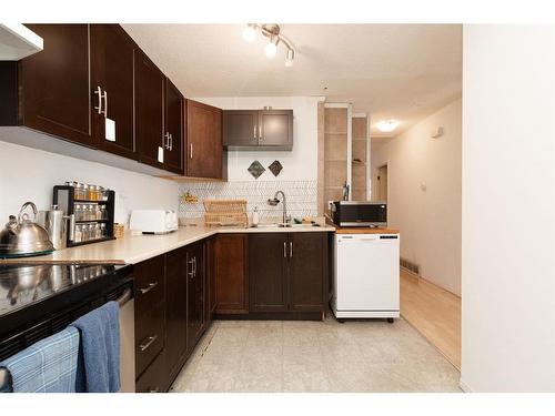 257 Columbia Boulevard West, Lethbridge, AB - Indoor Photo Showing Kitchen