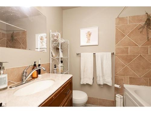 257 Columbia Boulevard West, Lethbridge, AB - Indoor Photo Showing Bathroom