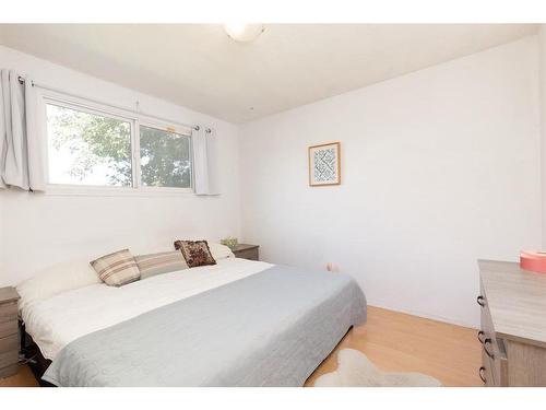 257 Columbia Boulevard West, Lethbridge, AB - Indoor Photo Showing Bedroom