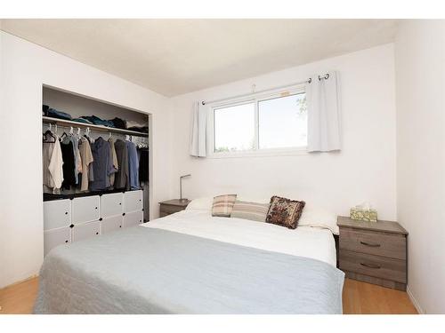 257 Columbia Boulevard West, Lethbridge, AB - Indoor Photo Showing Bedroom