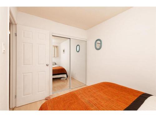 257 Columbia Boulevard West, Lethbridge, AB - Indoor Photo Showing Bedroom