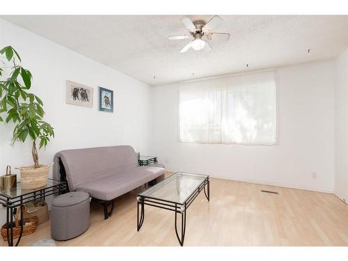 257 Columbia Boulevard West, Lethbridge, AB - Indoor Photo Showing Living Room