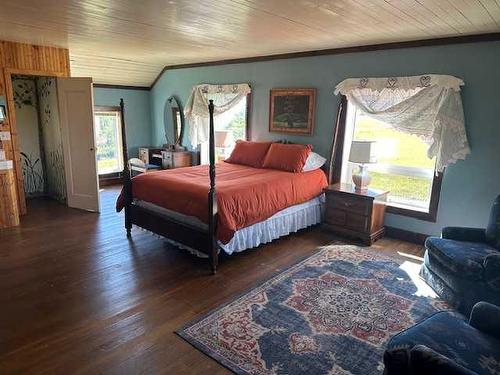 270002 Ab 505 Highway, Glenwood, AB - Indoor Photo Showing Bedroom